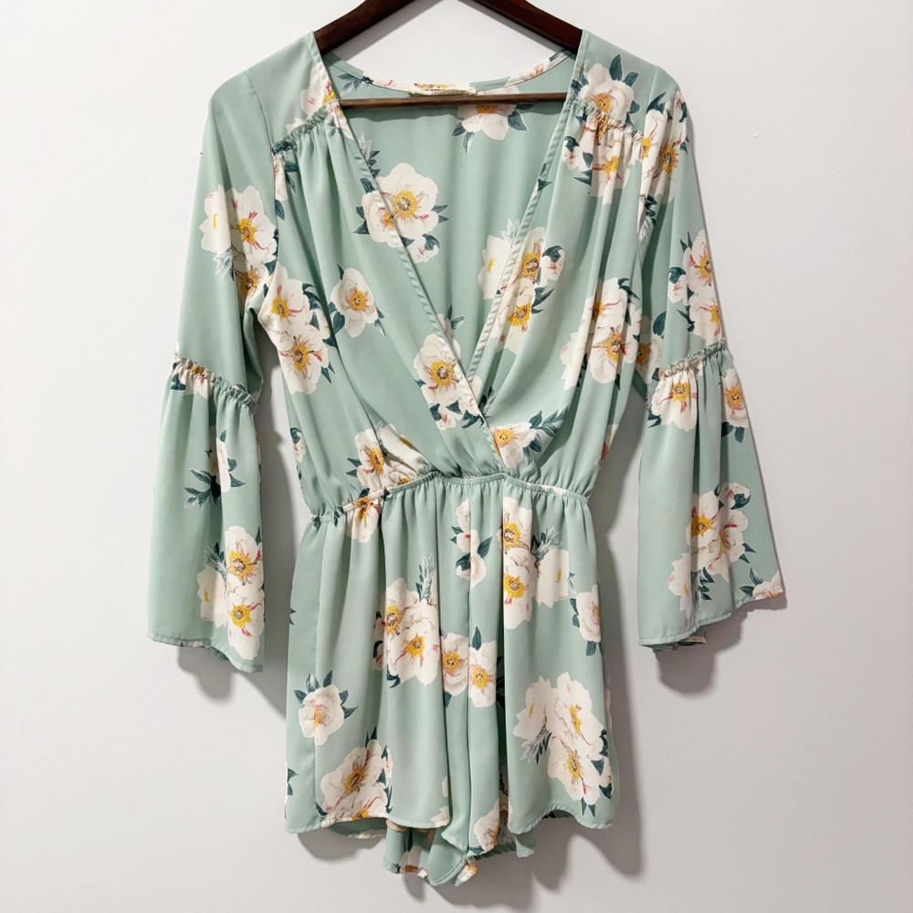 Audrey‎ 3+1 Floral Romper Womens Size Medium Green V-neck Bell Sleeve